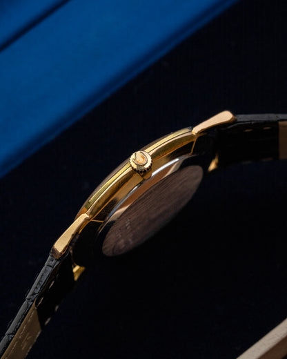 Universal Geneve "Ultra-Thin" Seal Script dial Gold Ref. 542101 (Cal. 1-42)