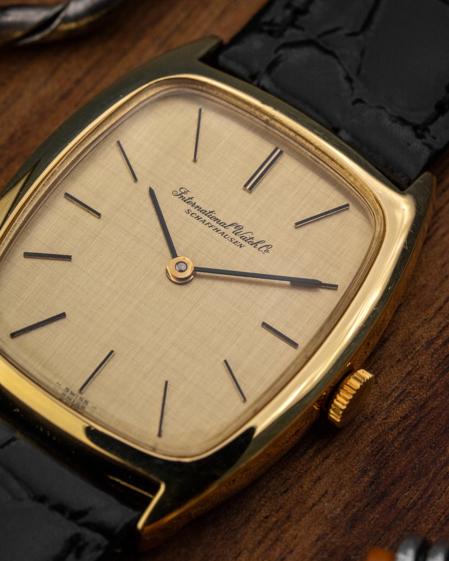 IWC Tonneau Linen dial Gold Ref. 2582 (Cal. 423)