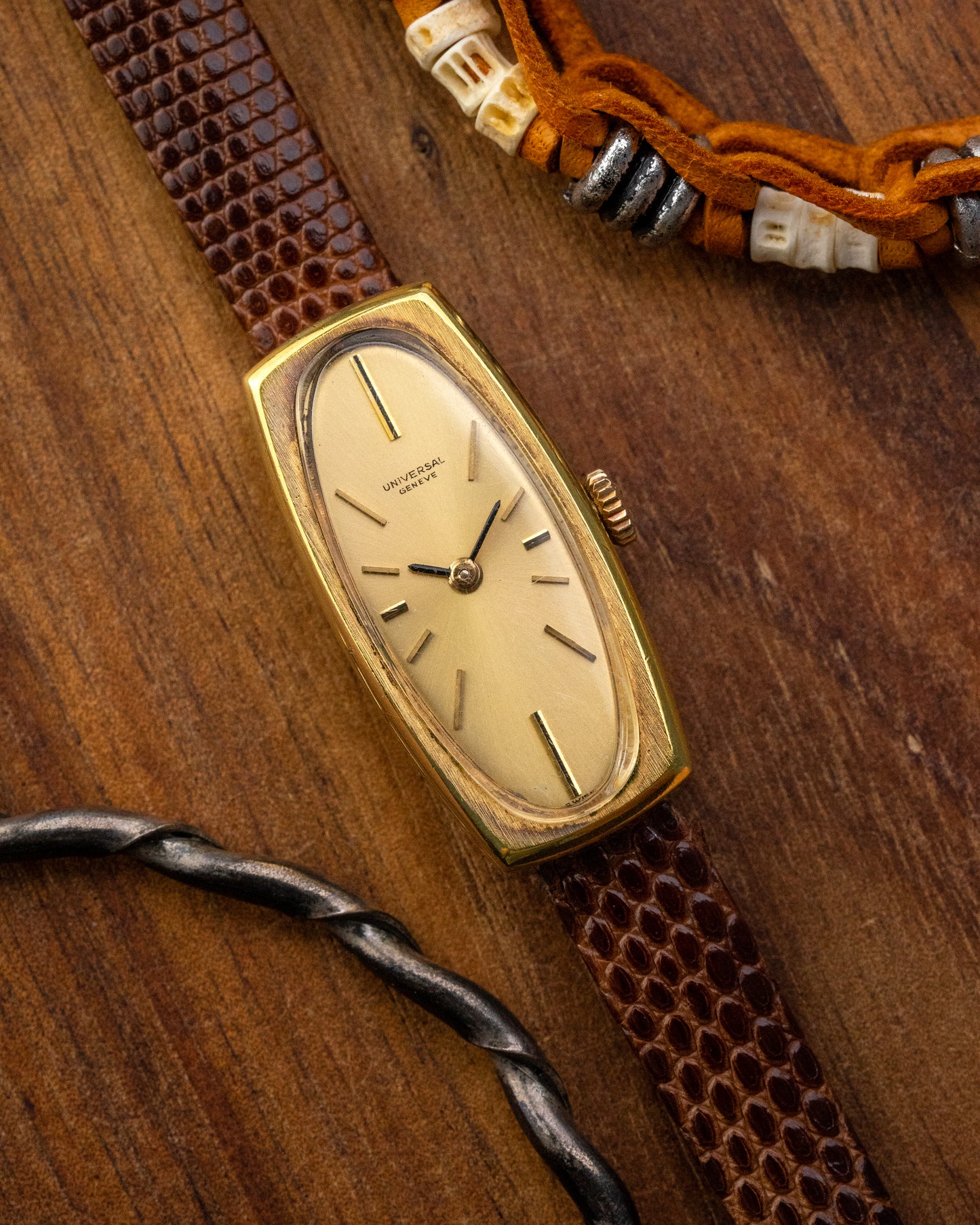 Universal Geneve Rectangular Oval dial Gold Ref. 510610 (Cal. 10)