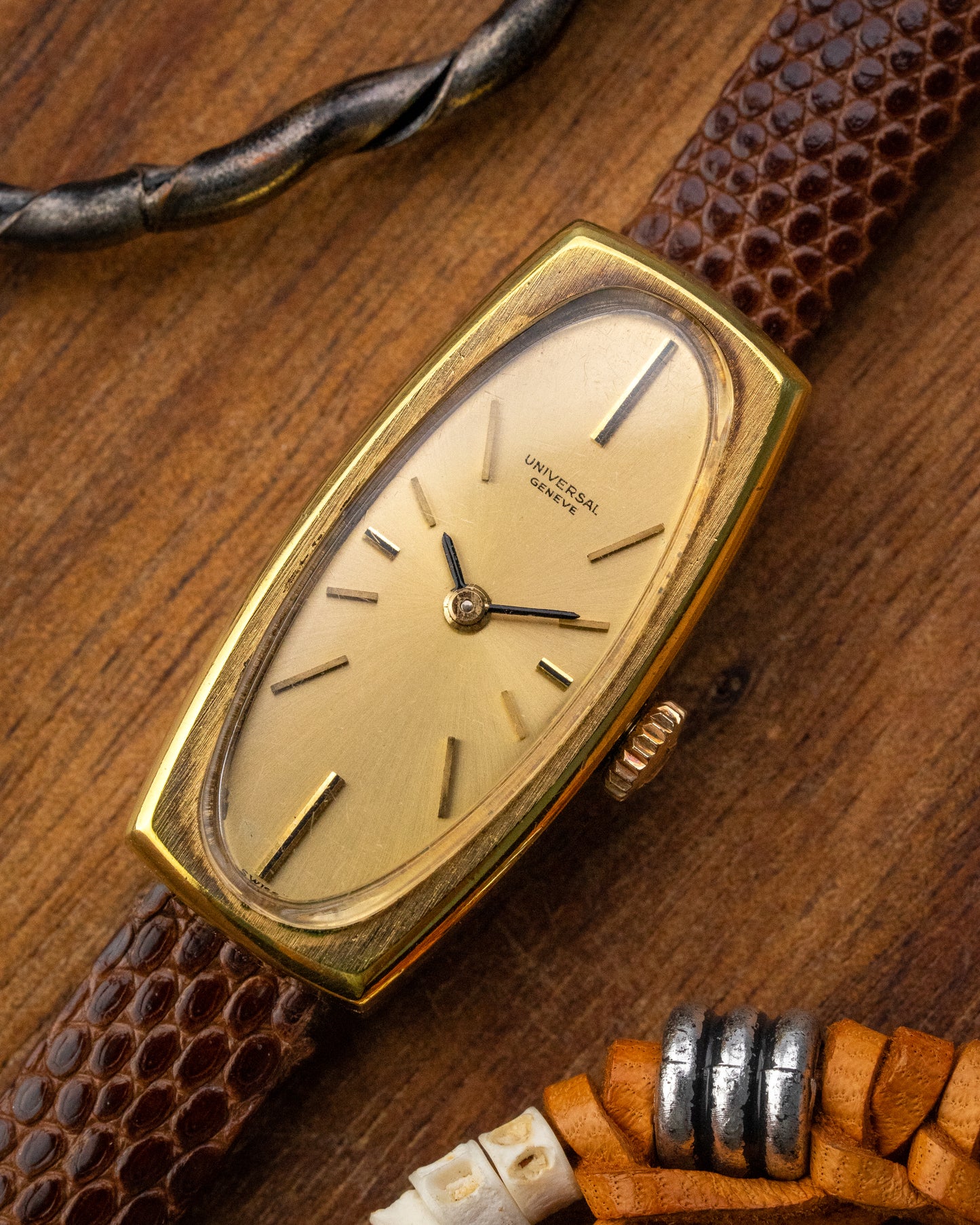 Universal Geneve Rectangular Oval dial Gold Ref. 510610 (Cal. 10)