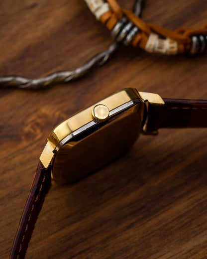 IWC "Square TV" Linen dial Gold Ref. 2583 (Cal. 403)