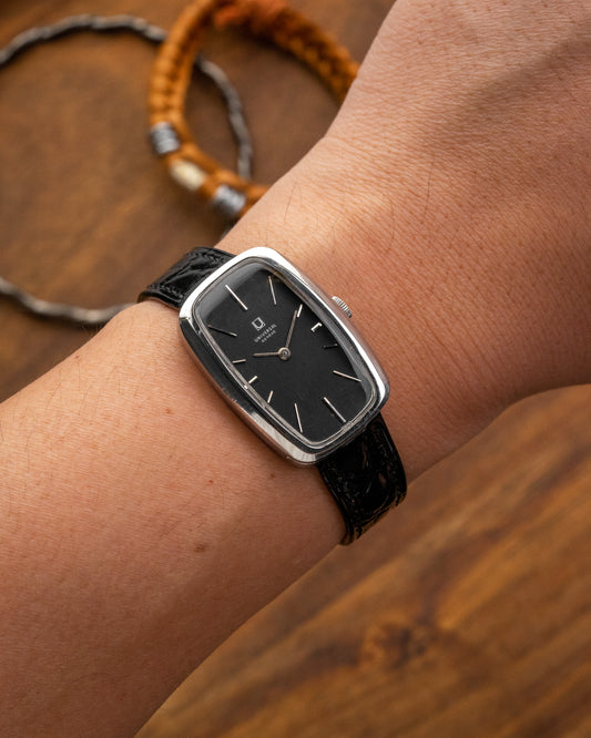 Universal Geneve Rectangular-Tonneau Black dial Ref. 842117 (Cal. 42)